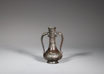 Vase en bronze de style archaïque orné de deux ans
