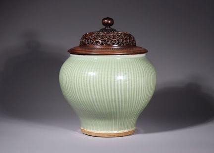 Grand pot nervuré en céladon de Longquan, dynastie