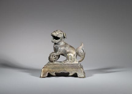 Lion assis en bronze, XVIIe siècle, bien coulé, pr