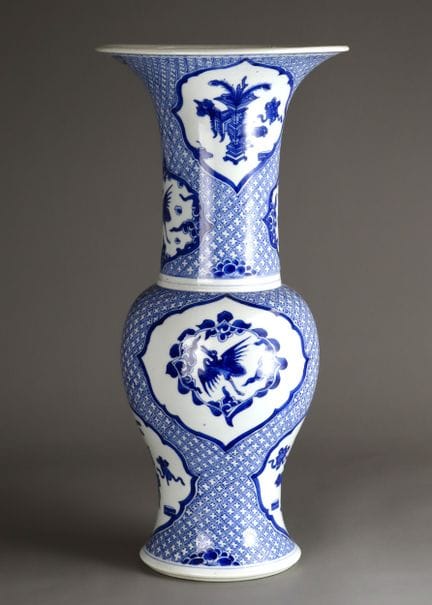 Vase « queue de phénix » bleu et blanc orné de vig