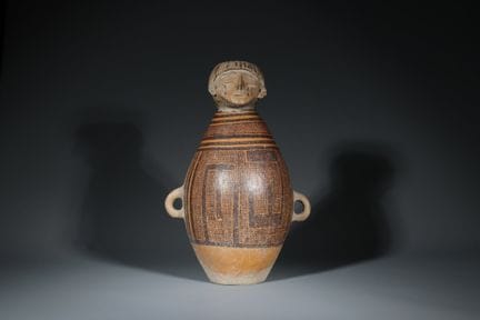 Un rare récipient en poterie peinte à tête humaine
