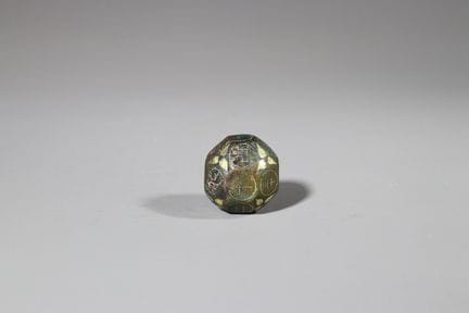 Dé en bronze incrusté d’or et d’argent, datant de 