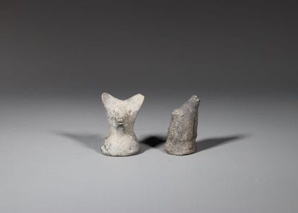Ensemble de deux têtes d'animaux en poterie, pério