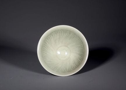 Bol conique en céladon de Yaozhou orné de chrysant