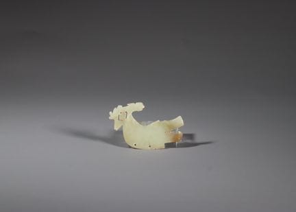Pendentif en jade céladon représentant un oiseau, 