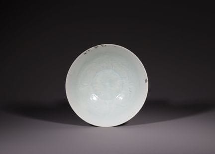 Bol Qingbai à motifs floraux sculptés, dynastie So