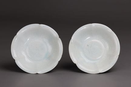 Paire de plats en céramique « Qingbai » ornés de m