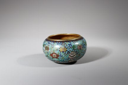 Un bol en cloisonné destiné à accueillir les pions