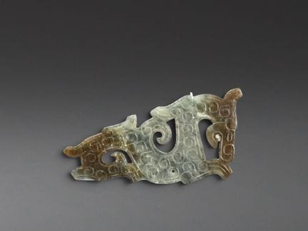 Plaque représentant un dragon en jade gris, datant