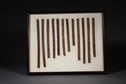 Ensemble de douze lamelles de bois datant de la pé