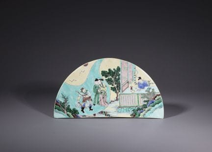 Une rare table « biscuit » de la famille verte rep