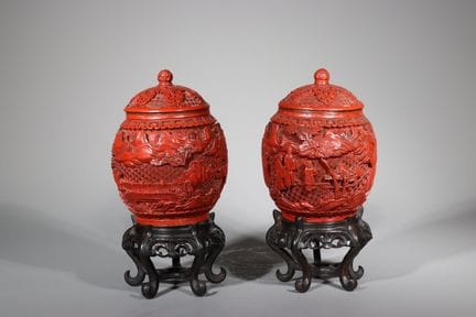 Paire de pots en laque sculptée de couleur cinabre