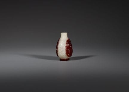 Jolie fiole à tabac en verre à incrustation rouge,