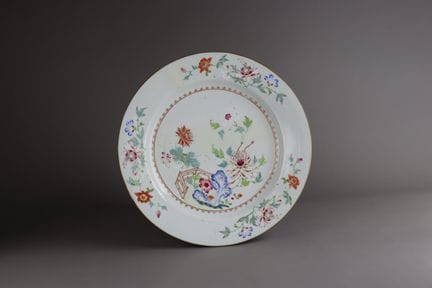 Assiette de la famille rose représentant un jardin