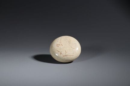 Boîte et couvercle sculptés représentant une lune 