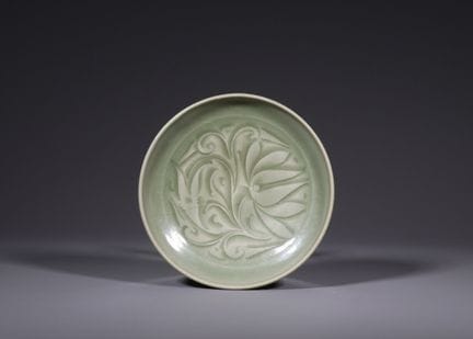 Plat à lotus sculpté de Yaozhou, dynastie Song : c