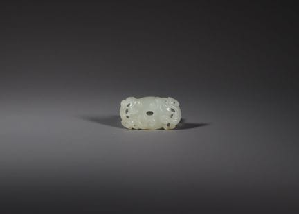 Un disque « bi » en jade blanc orné de chilong, dy