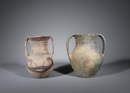 Ensemble de deux amphores en poterie néolithique, 
