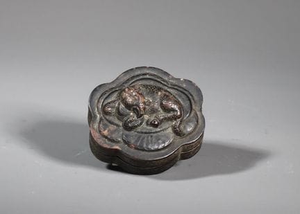 Boîte à couvercle en bronze représentant un rhinoc