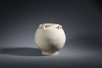Jarre en poterie blanche à anse sculptée, des Dyna