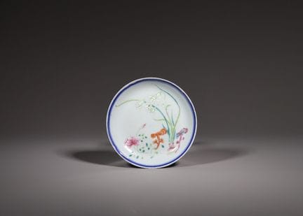 Plat à motifs floraux de la « Famille Rose », péri