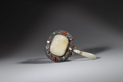 Miroir serti de jade, vers 1900, avec un cadre en 