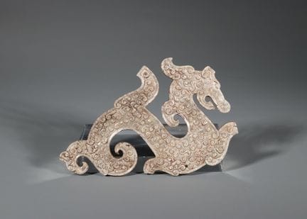 Plaque représentant un dragon de jade, datant de l