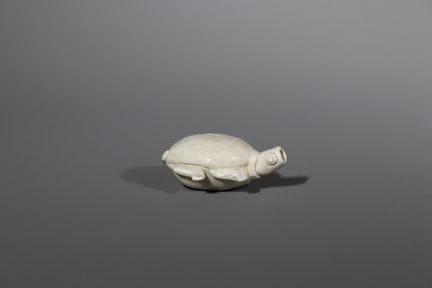 Une rare figurine de tortue en céramique Ding à gl