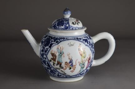 Théière figurative bleue et blanche et « famille r