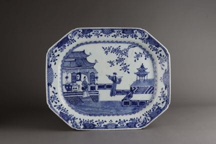Plat à viande bleu et blanc représentant des perso