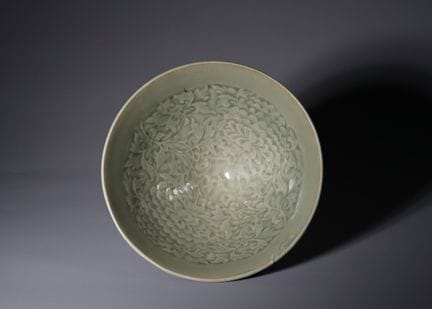 Grand bol en céladon de Yaozhou à motifs floraux m