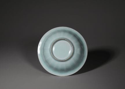 Plat en céladon de Longquan représentant un lotus,