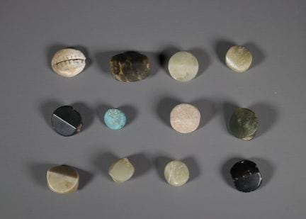 Une collection de douze perles en pierre assorties