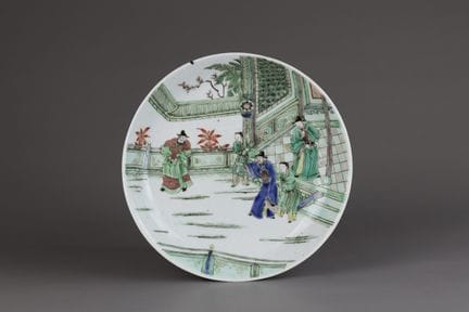 Assiette de la « famille verte » représentant un e