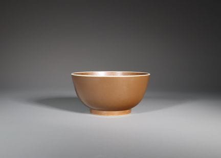 一件奶咖啡釉碗，道光款，属该时期作品，碗壁深而圆润，底座较短，通体覆以浓郁的太妃糖棕色奶咖啡釉， 釉