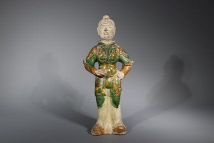 Une figurine en céramique « Sancai » représentant 