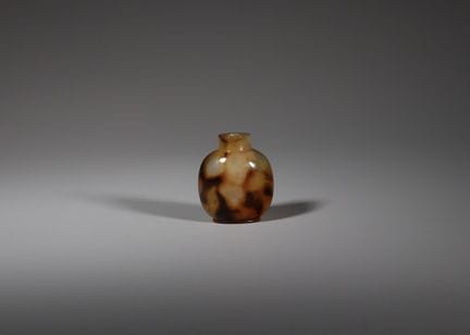 Une tabatière en agate en forme de tête d'oie, XIX