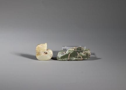 Deux pendentifs en jade de style archaïque, datant