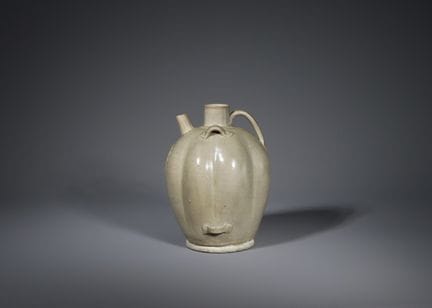 Aiguière à anses lobées et motifs floraux de Chang