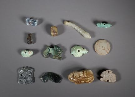 Treize perles miniatures et figurines d'animaux en