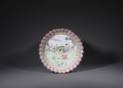 Un plat à pied en émail de Canton représentant un 