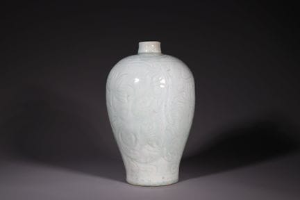 Vase Qingbai à motifs floraux sculptés, probableme