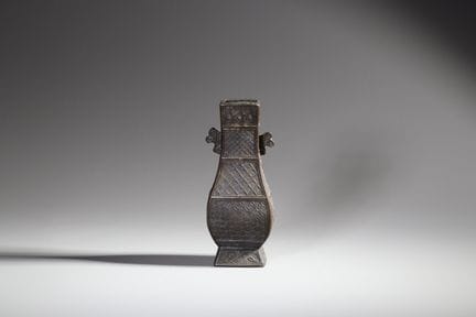 Vase archaïsant en bronze de forme « hu », dynasti