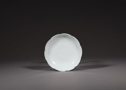 Plat en céramique « Qingbai » orné de motifs végét