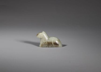 Cheval assis en jade céladon, de la dynastie Yuan 