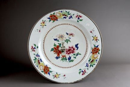 Assiette « famille rose » à motifs floraux, de l'é