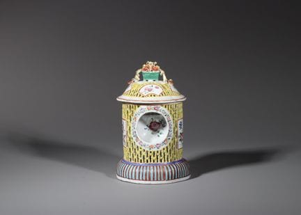 Un rare présentoir à montre en famille rose ajouré