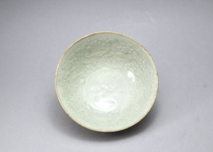 Bol moulé de type « Qingbai », dynastie Song ; l'i