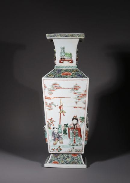 Grand vase carré de la « famille verte » orné de f