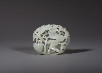 Plaque en jade céladon représentant une oie et un 